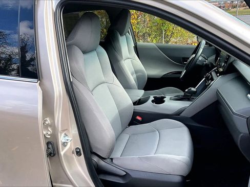 Used 2022 Toyota Venza LE image 9