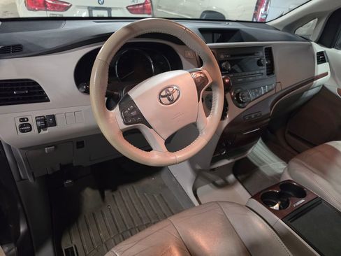 Used 2014 Toyota Sienna XLE FWD image 4