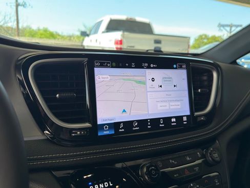 Used 2025 Chrysler Pacifica Limited image 17