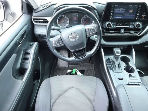 Used 2021 Toyota Highlander LE FWD image 6
