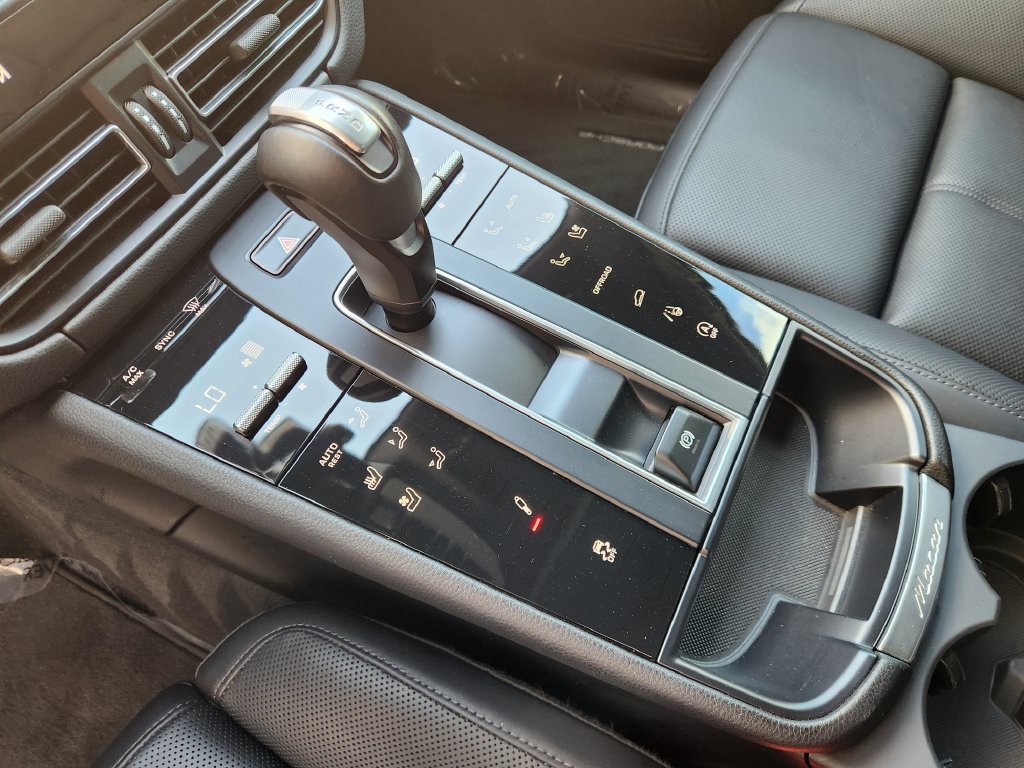 Used 2023 Porsche Macan Turbo AWD/4WD image 18