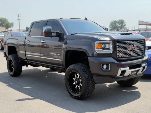 Used 2016 GMC Sierra 2500 Denali w/ Duramax Plus Package AWD/4WD image 4