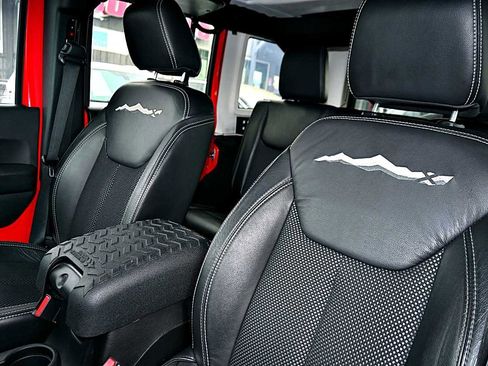 Used 2015 Jeep Wrangler Unlimited Sahara image 16