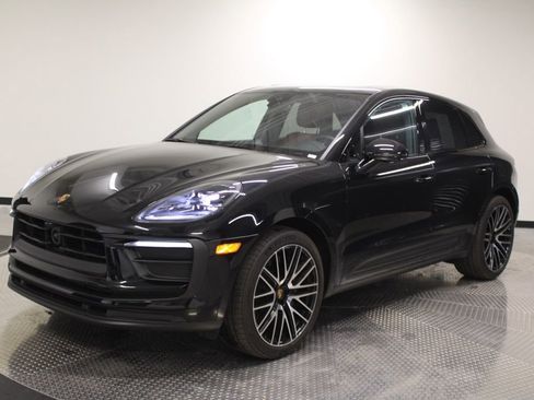 Certified 2025 Porsche Macan AWD/4WD image 1