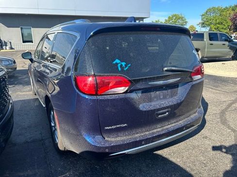 Used 2018 Chrysler Pacifica Touring-L Plus FWD image 2