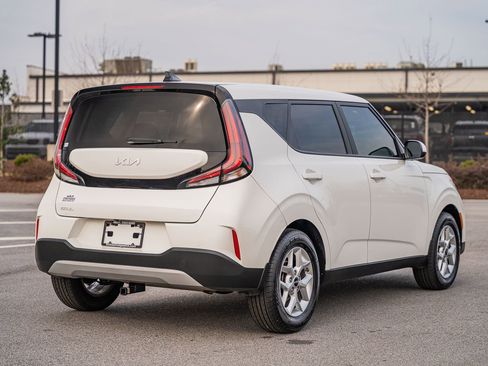 Used 2023 Kia Soul LX w/ LX Technology Package image 8