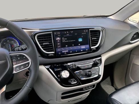 Certified 2024 Chrysler Pacifica Touring-L FWD image 7