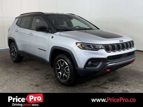 Used 2025 Jeep Compass Trailhawk AWD/4WD image 1