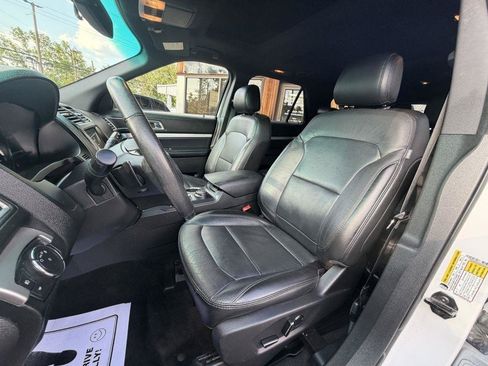 Used 2017 Ford Explorer XLT w/ Equipment Group 202A AWD/4WD image 14