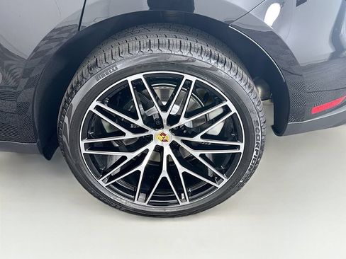 Certified 2026 Porsche Macan AWD/4WD image 32
