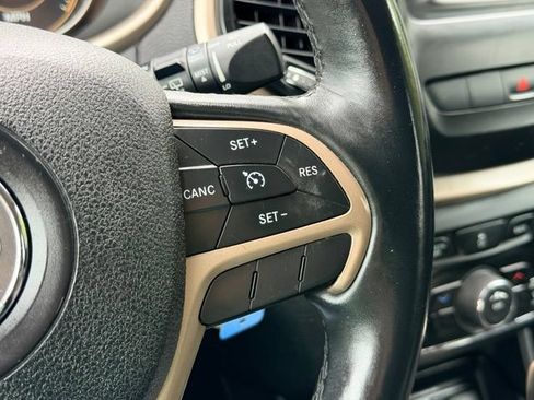 Used 2014 Jeep Cherokee Latitude w/ Cold Weather Group AWD/4WD image 9