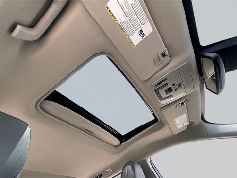 Used 2024 Toyota Sienna XLE FWD image 14