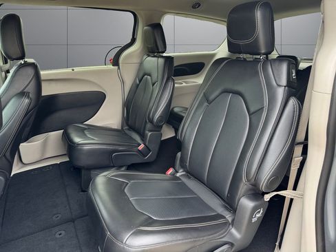 Used 2024 Chrysler Pacifica Touring-L FWD image 18