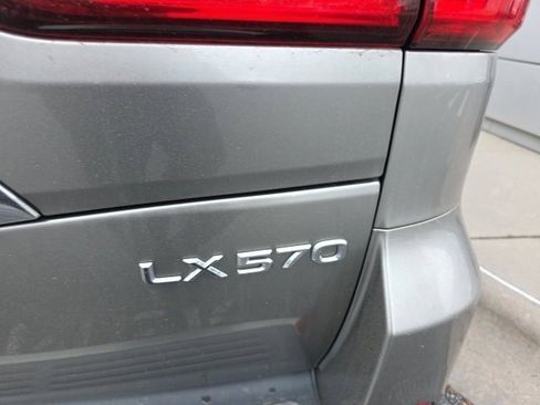 Used 2019 Lexus LX 570 4WD w/ Luxury Package image 10