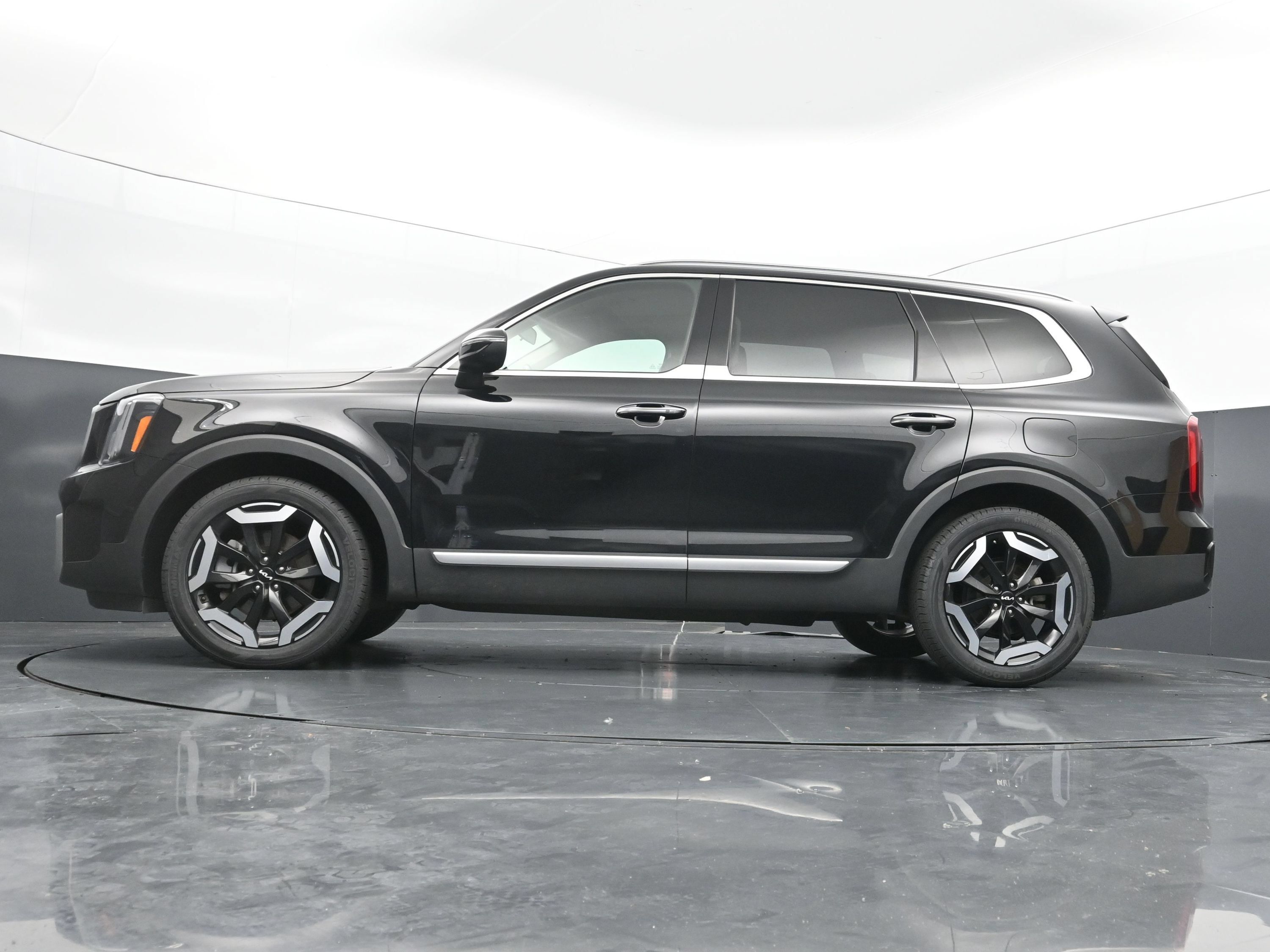 Used 2025 Kia Telluride S FWD image 36