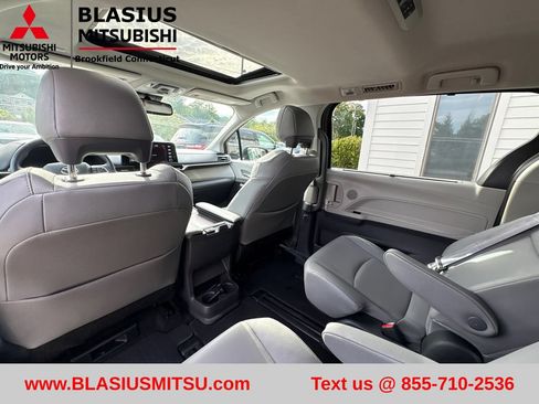 Used 2022 Toyota Sienna XLE AWD/4WD image 33