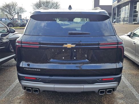 Used 2025 Chevrolet Traverse LT image 5