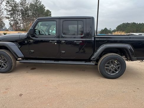 New 2026 Jeep Gladiator Sport AWD/4WD image 11
