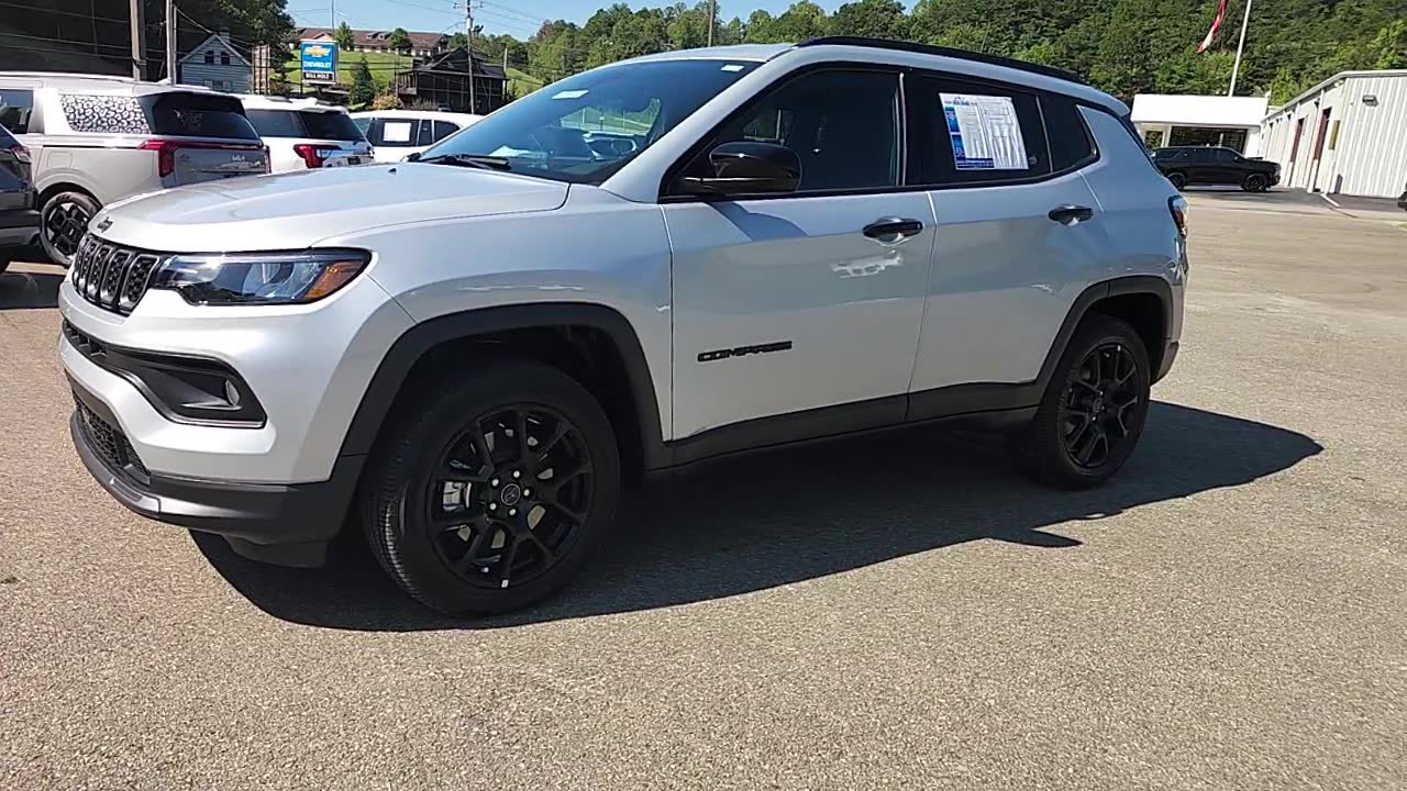 Used 2026 Jeep Compass Latitude AWD/4WD image 3