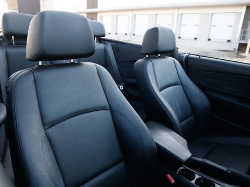 Used 2011 BMW 135i Convertible w/ Premium Pkg image 16