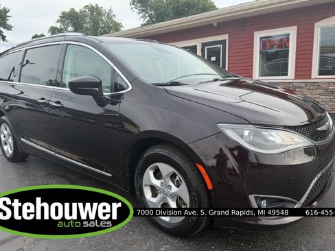 Used 2017 Chrysler Pacifica Touring-L Plus w/ Advanced Safetytec Group FWD image 1