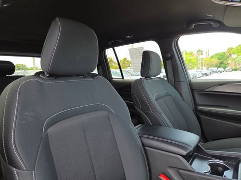 Used 2024 Jeep Grand Cherokee Laredo RWD image 11