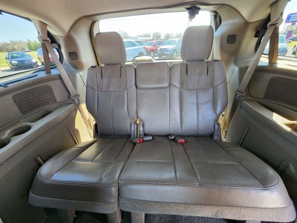 Used 2012 Chrysler Town & Country Limited w/ Luxury Group FWD image 21