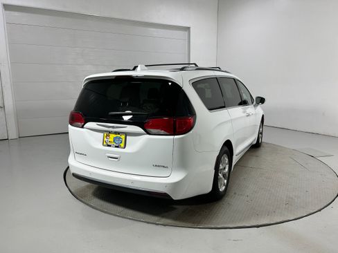 Used 2019 Chrysler Pacifica Limited FWD image 44