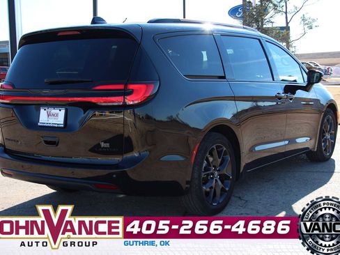 Used 2025 Chrysler Pacifica Limited image 15