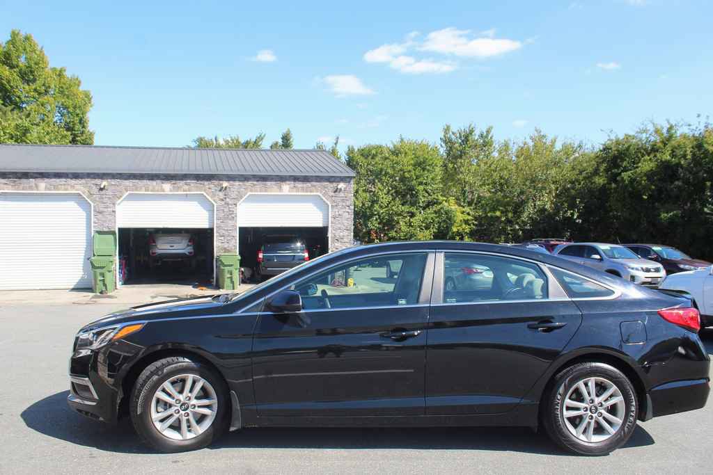 Used 2015 Hyundai Sonata SE w/ Option Group 09 FWD image 10