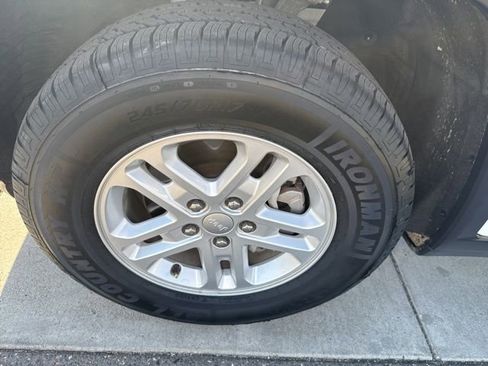 Used 2023 Jeep Grand Cherokee Laredo image 12