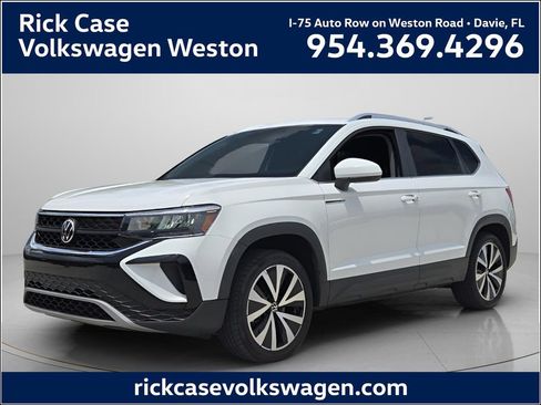 Used 2022 Volkswagen Taos SE FWD image 1