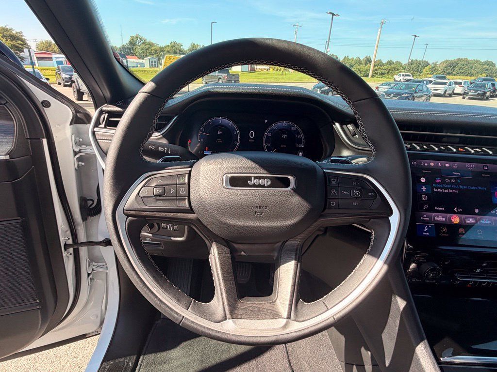 Used 2025 Jeep Grand Cherokee L Limited w/ Black Appearance Package AWD/4WD image 18