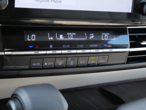 Certified 2023 Toyota Sienna LE FWD image 23
