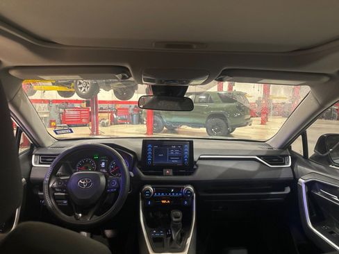 Used 2022 Toyota RAV4 XLE w/ Convenience Package image 5
