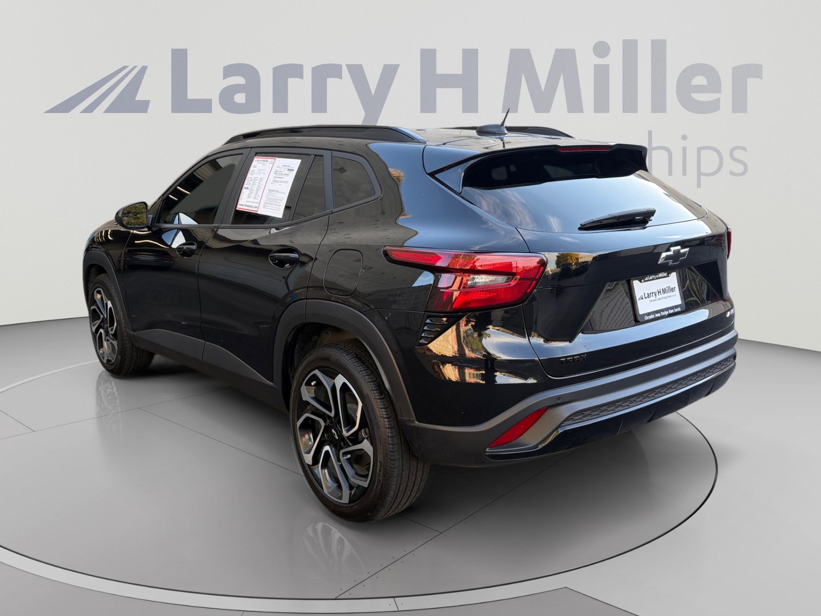 Used 2025 Chevrolet Trax RS w/ Sunroof Package FWD image 3
