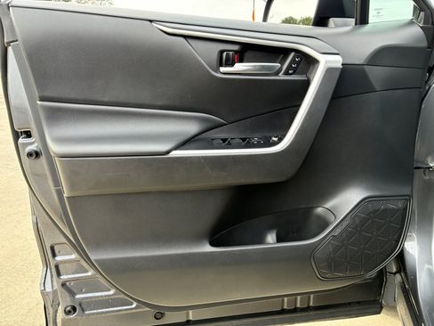 Used 2021 Toyota RAV4 XLE Premium image 8