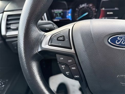 Used 2017 Ford Fusion SE w/ Fusion SE Technology Package image 25