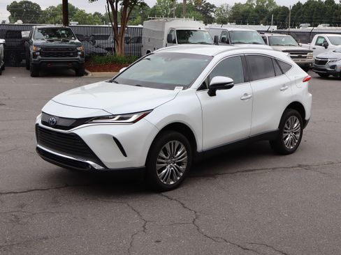 Used 2023 Toyota Venza XLE AWD/4WD image 5