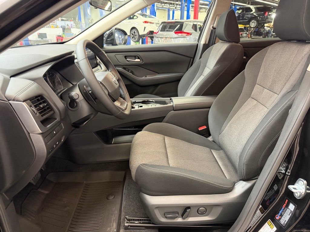 Used 2026 Nissan Rogue SV FWD image 18