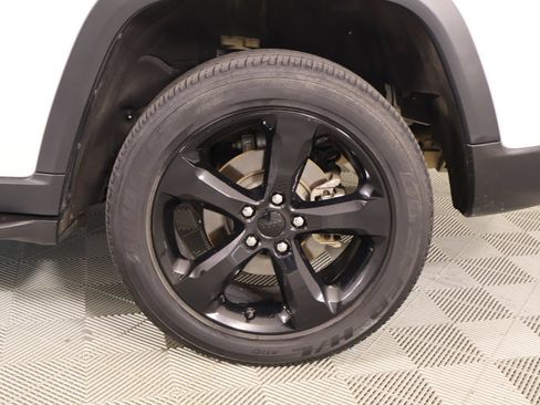 Used 2023 Jeep Grand Cherokee Altitude RWD image 19