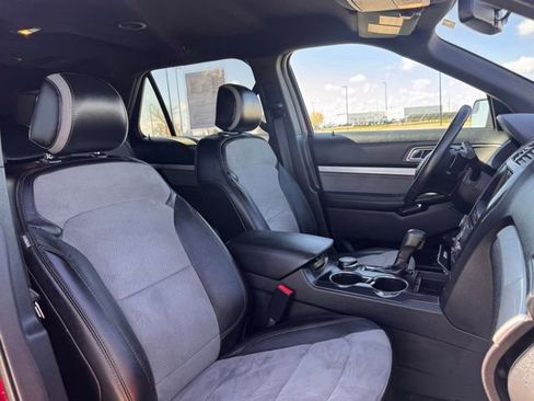 Used 2017 Ford Explorer XLT w/ Equipment Group 202A AWD/4WD image 25