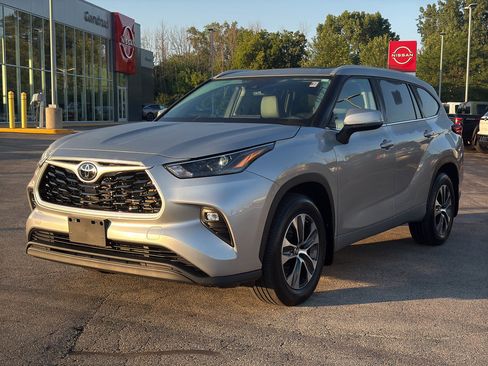 Used 2022 Toyota Highlander XLE AWD/4WD image 2