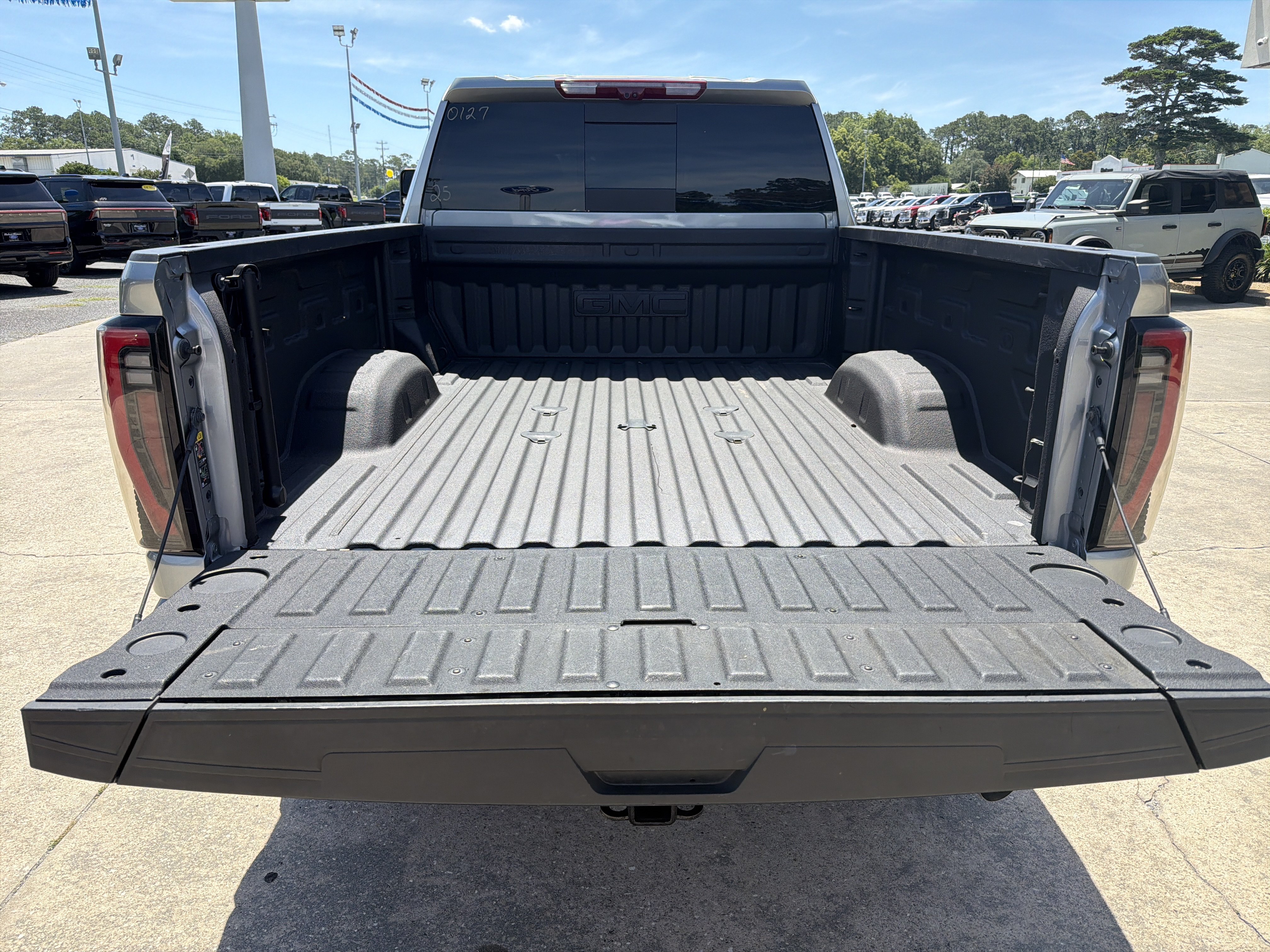 Used 2025 GMC Sierra 2500 AT4 w/ AT4 Premium Plus Package AWD/4WD image 8