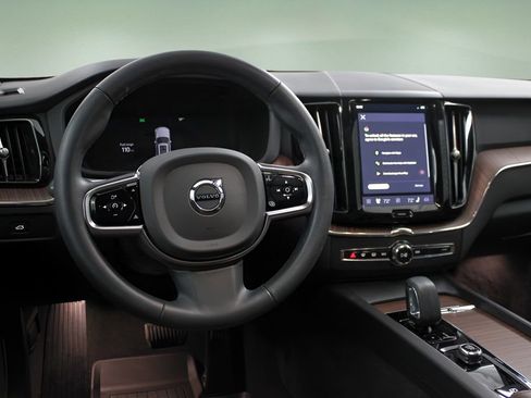Certified 2025 Volvo XC60 B5 Plus w/ Protection Package Premier AWD/4WD image 15