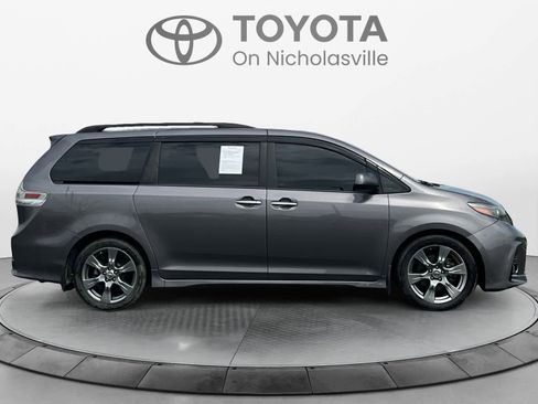 Used 2018 Toyota Sienna SE Premium w/ Carpet Mat Package image 7