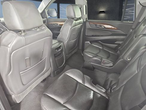 Used 2019 Cadillac Escalade Luxury AWD/4WD image 18