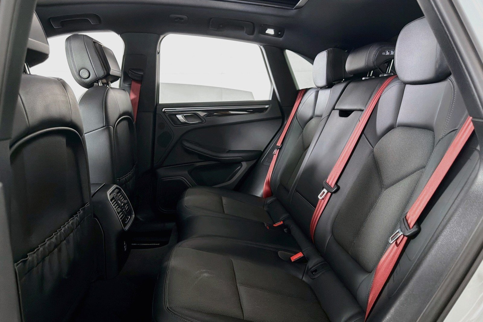 Used 2023 Porsche Macan AWD/4WD image 7