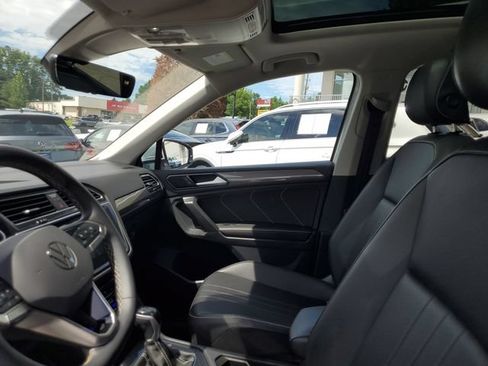 Certified 2024 Volkswagen Tiguan SE w/ Panoramic Sunroof Package FWD image 17