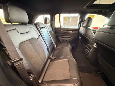 Used 2025 Jeep Grand Cherokee Altitude image 18